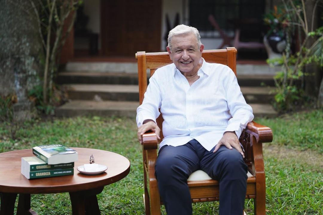 AMLO reaparece públicamente en redes para presentar su libro