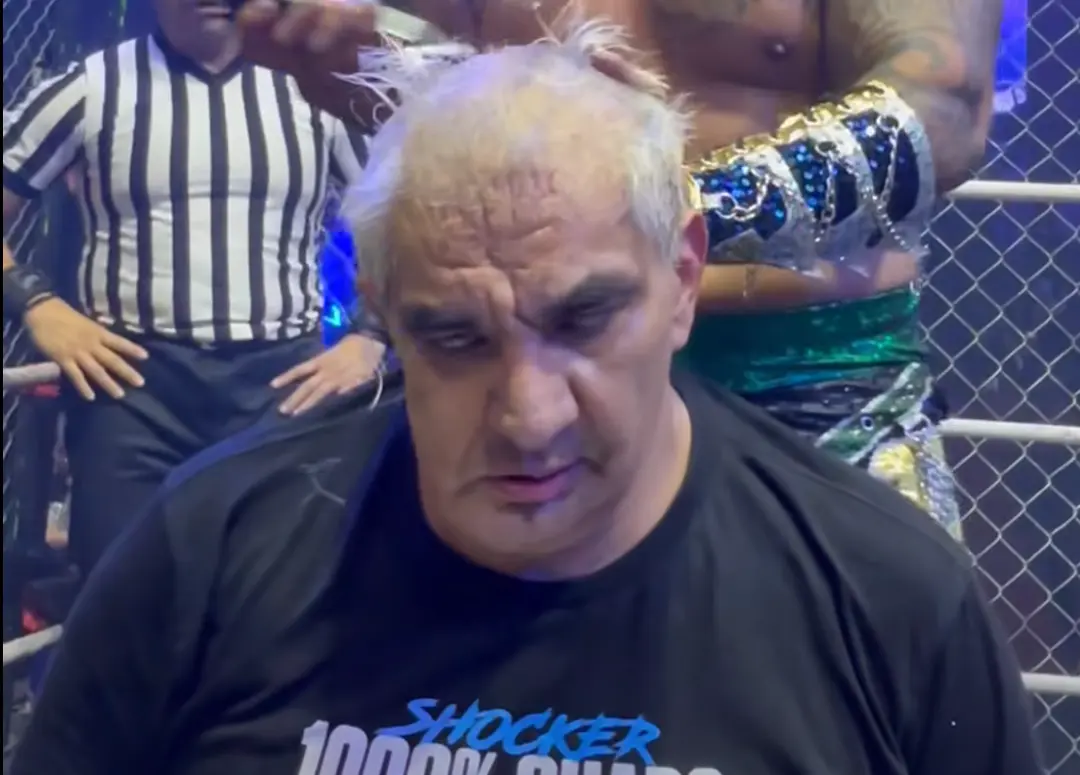 Shocker pierde su cabellera en aniversario de la Arena Naucalpan