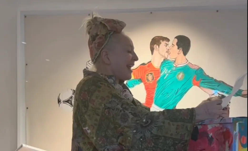 ¿Chicharito besándose con Iker Casillas? Esto sabemos del polémico mural