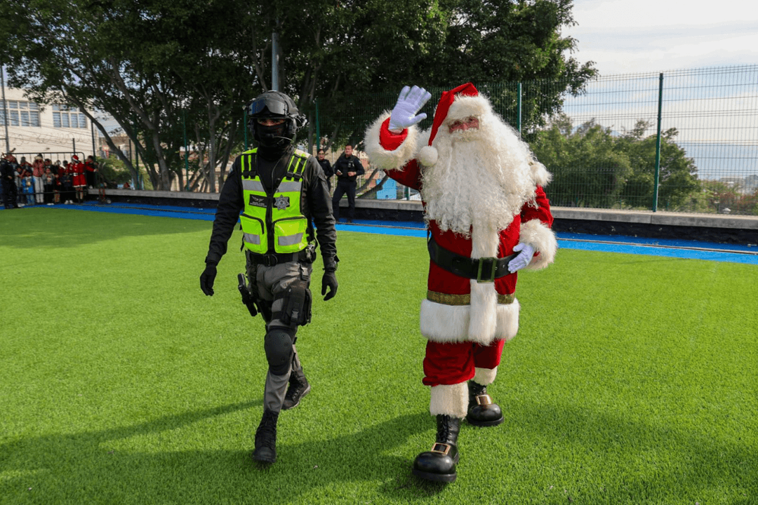 Zapopan inicia temporada navideña con entrega masiva de regalos policiales