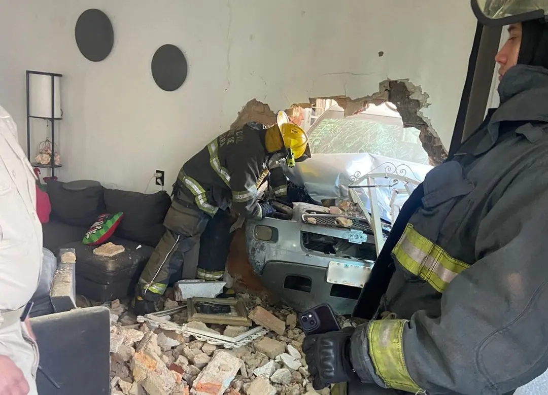 Guadalajara: Conductora pierde el control y se impacta contra dos casas