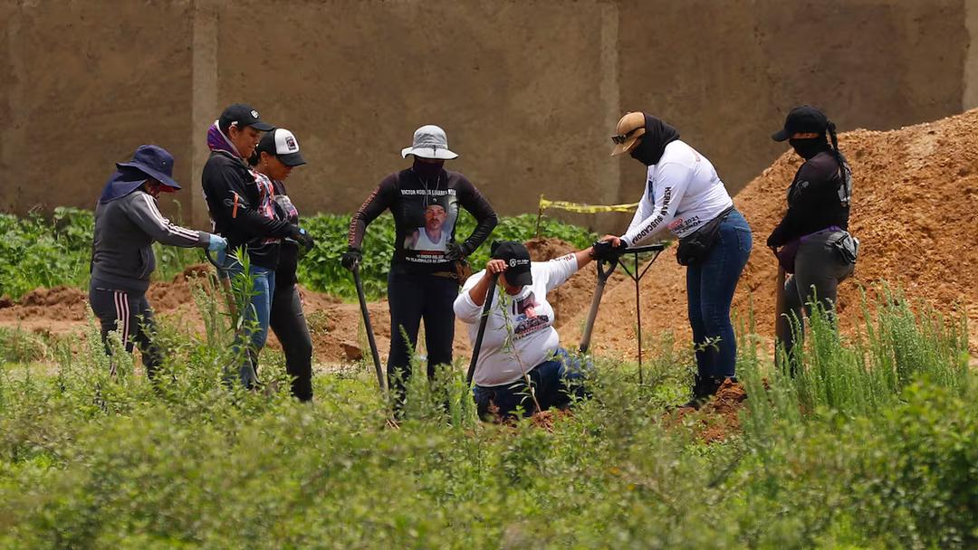 Las Agujas: Siguen labores en fosa clandestina