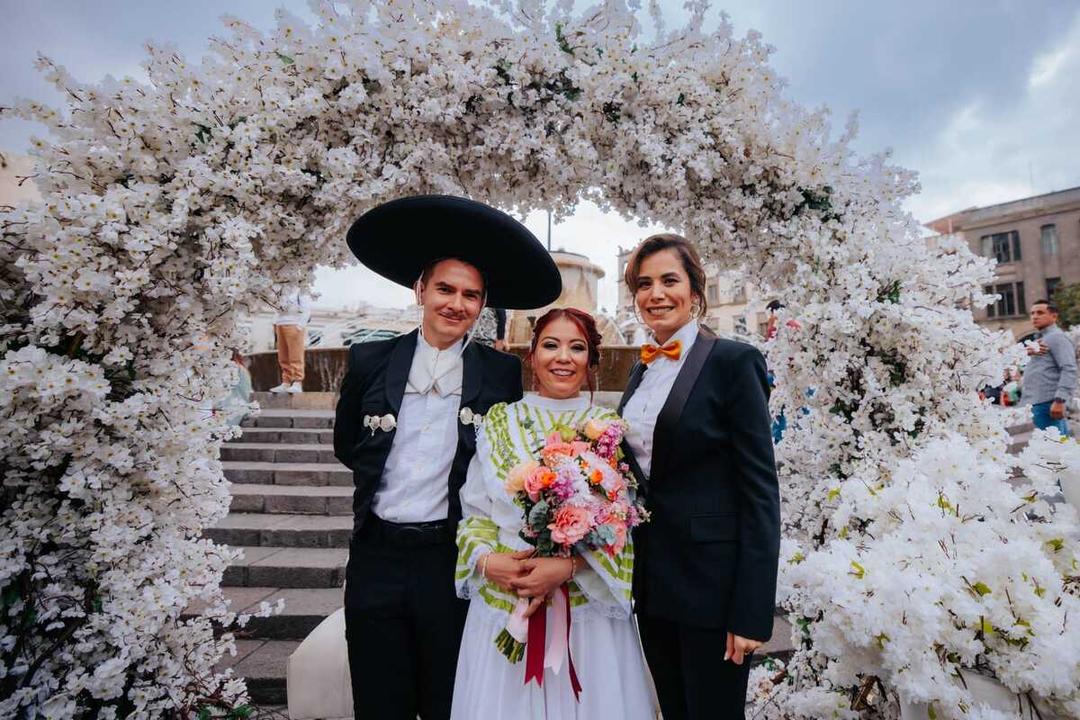 Plaza Guadalajara: Vero Delgadillo encabeza unión de 1,726 parejas