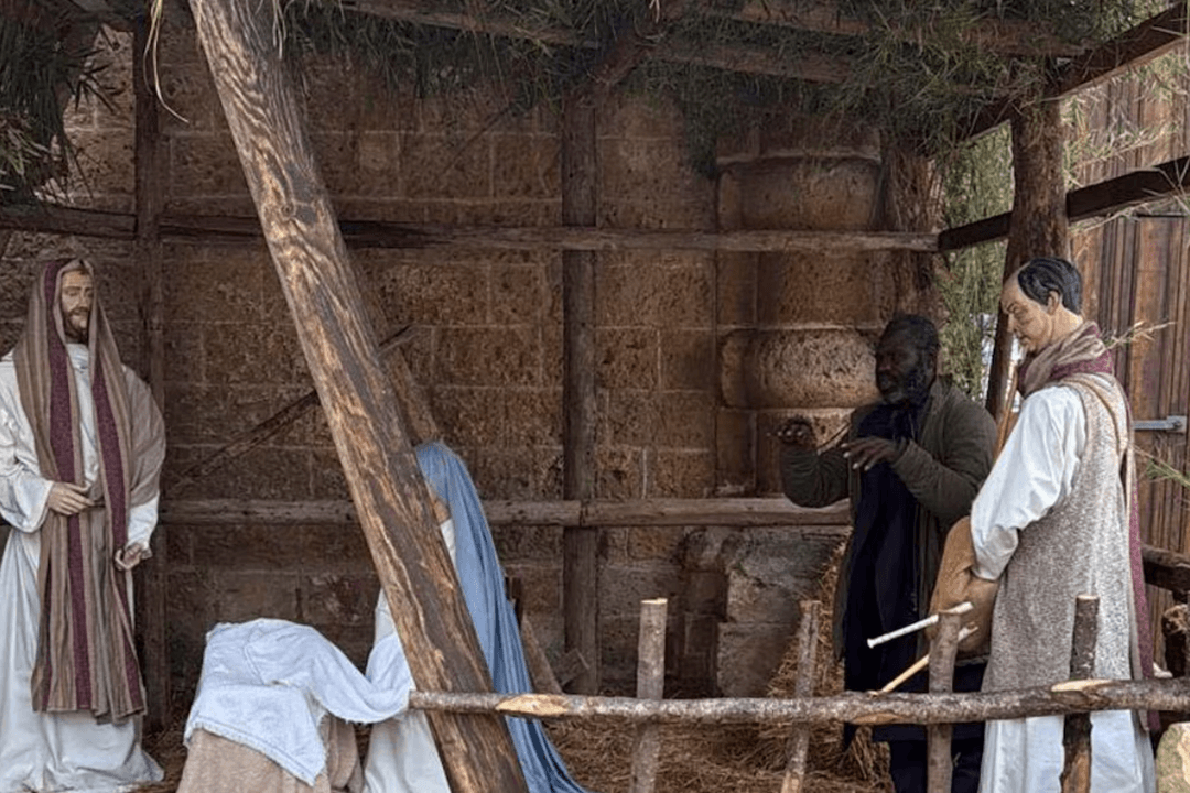 VIRAL: Prófugo se esconde en nacimiento de tamaño real; fue descubierto