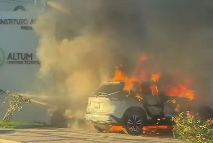 Culiacán: ¡Otro más! Incendian vehículo en la entrada de colegio