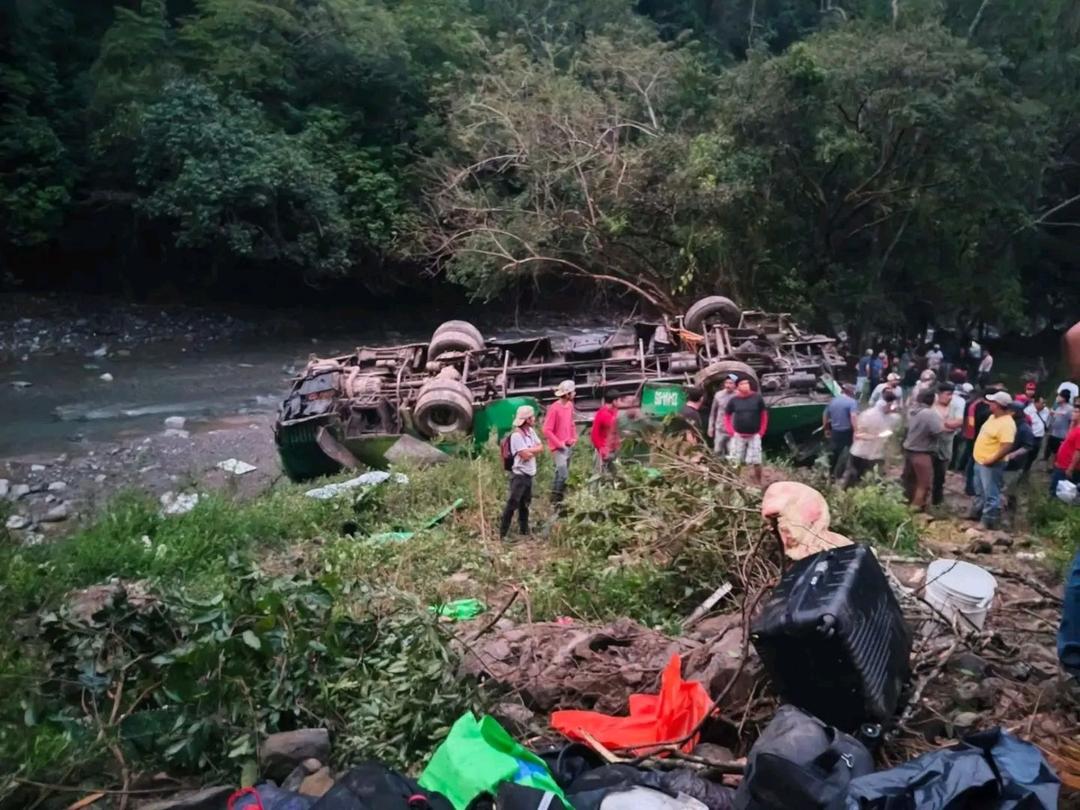 Veracruz: Autobús cae a un barranco; suman 10 muertos