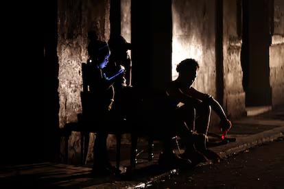 Cuba sufre apagones simultáneos durante el viernes