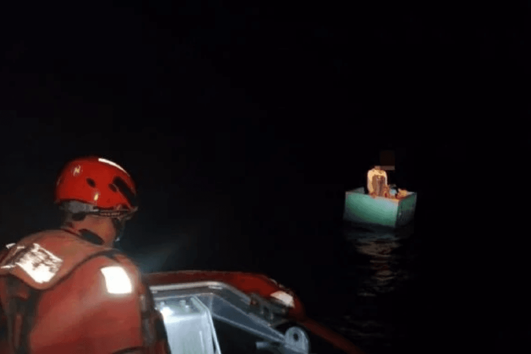 Chiapas: Marinos rescatan a tres personas tras naufragio en la costa