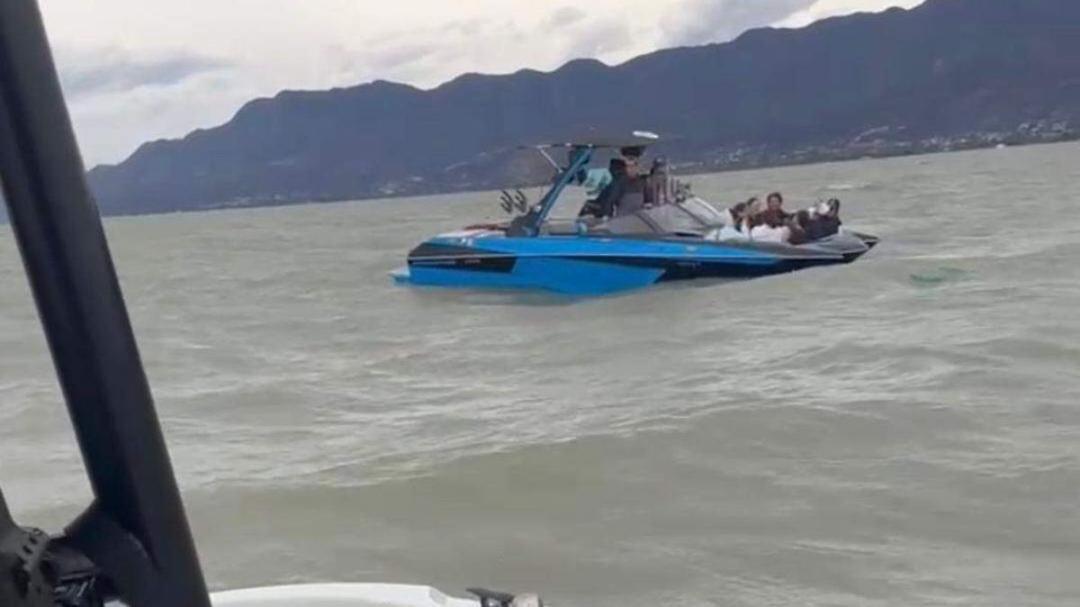 Lago de Chapala: Policía Estatal auxilia a jóvenes varados