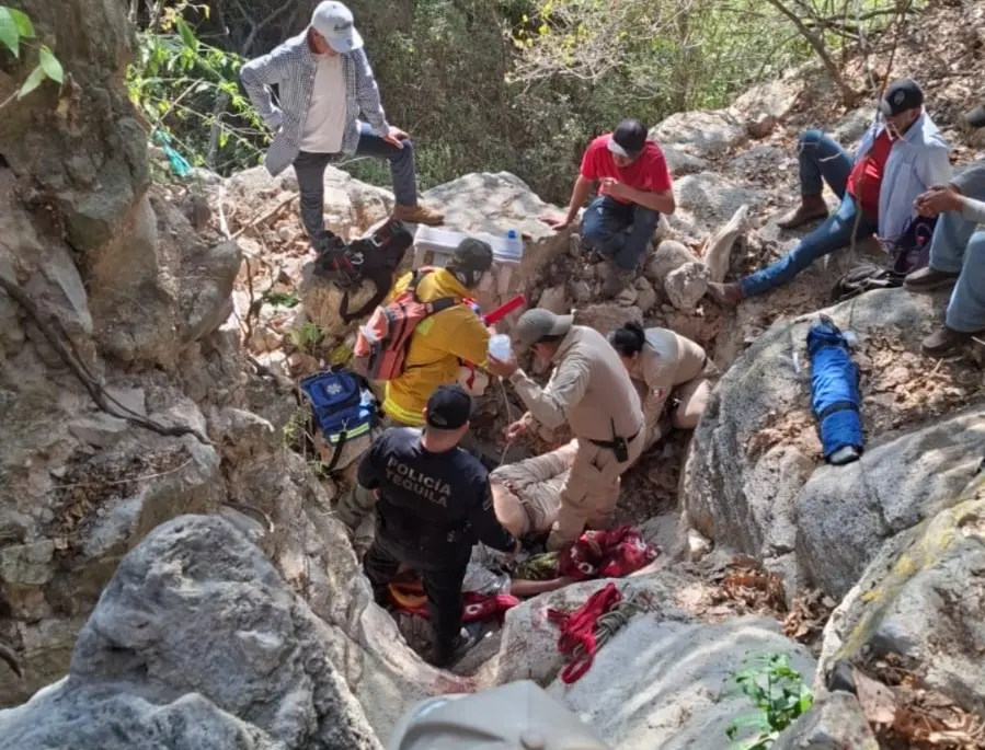 Tequila: Rescatan a abuelito que cayó de más de 5 metros