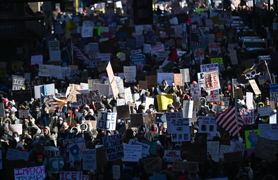 Protesta en Mineápolis: Miles de personas marchan contra redadas de migrantes