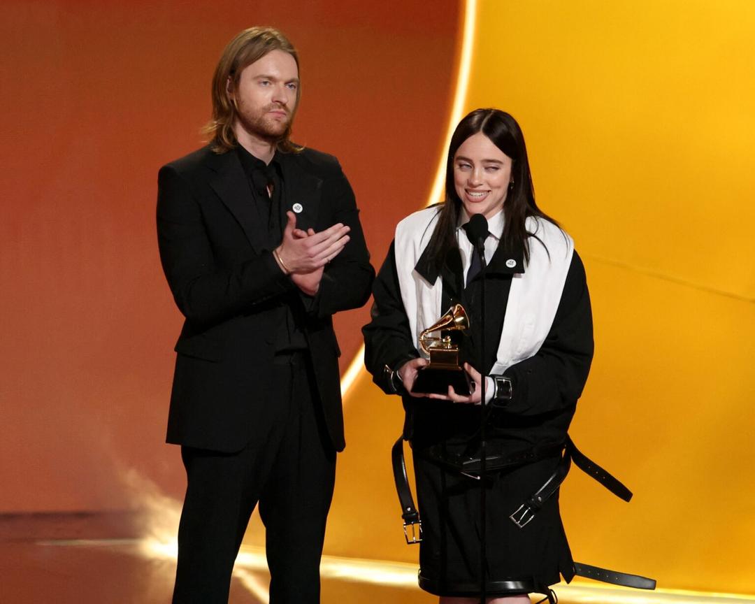 Billie Eilish critica al ICE en los Grammys tras ganar la canción del año
