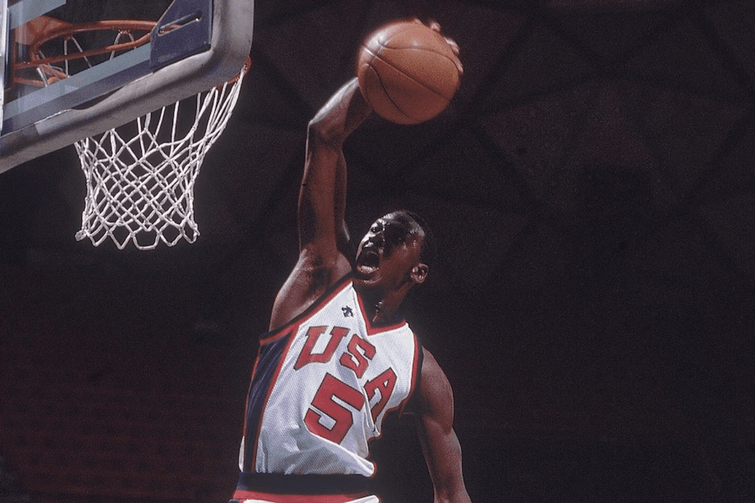 Michael Jordan genera controversia por interacción con hijo de piloto