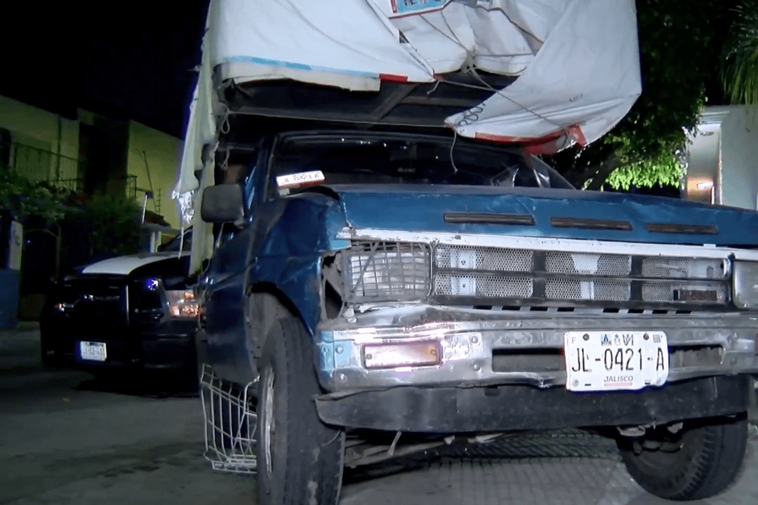Estadio Jalisco: Conductor derriba malla de estacionamiento tras chocar