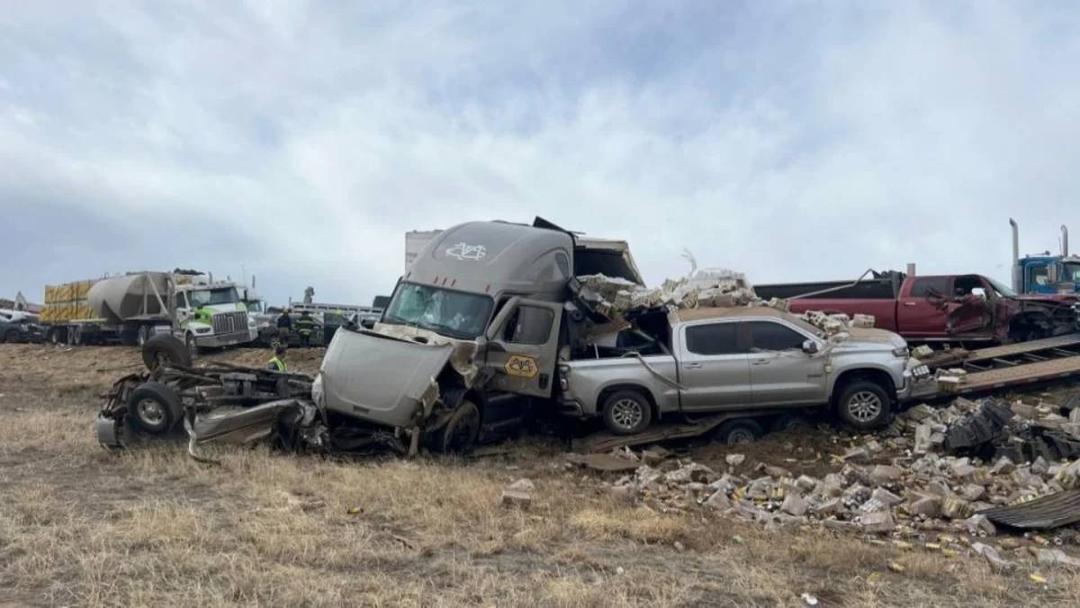 Colorado: Choque masivo deja cuatro fallecidos y 29 heridos