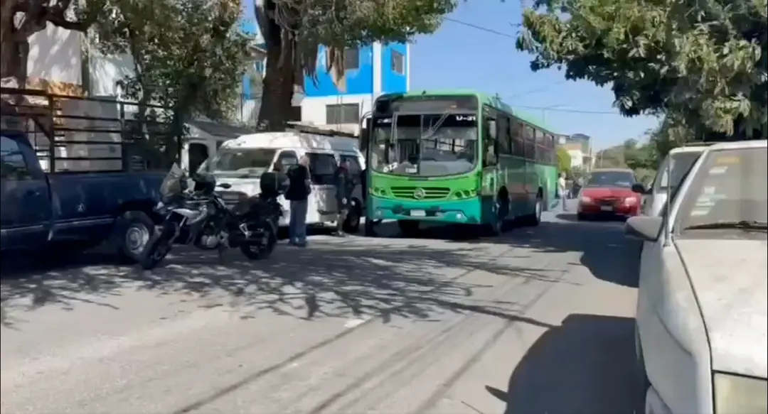 Guadalajara: Autobús atropella a abuela junto a su nieto; el menor murió