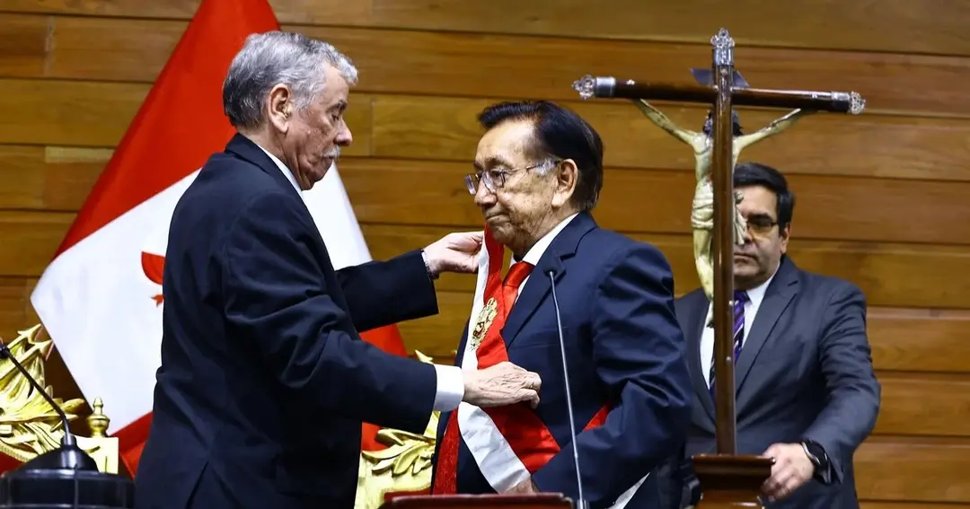 Perú: José María Balcázar jura como nuevo presidente interino