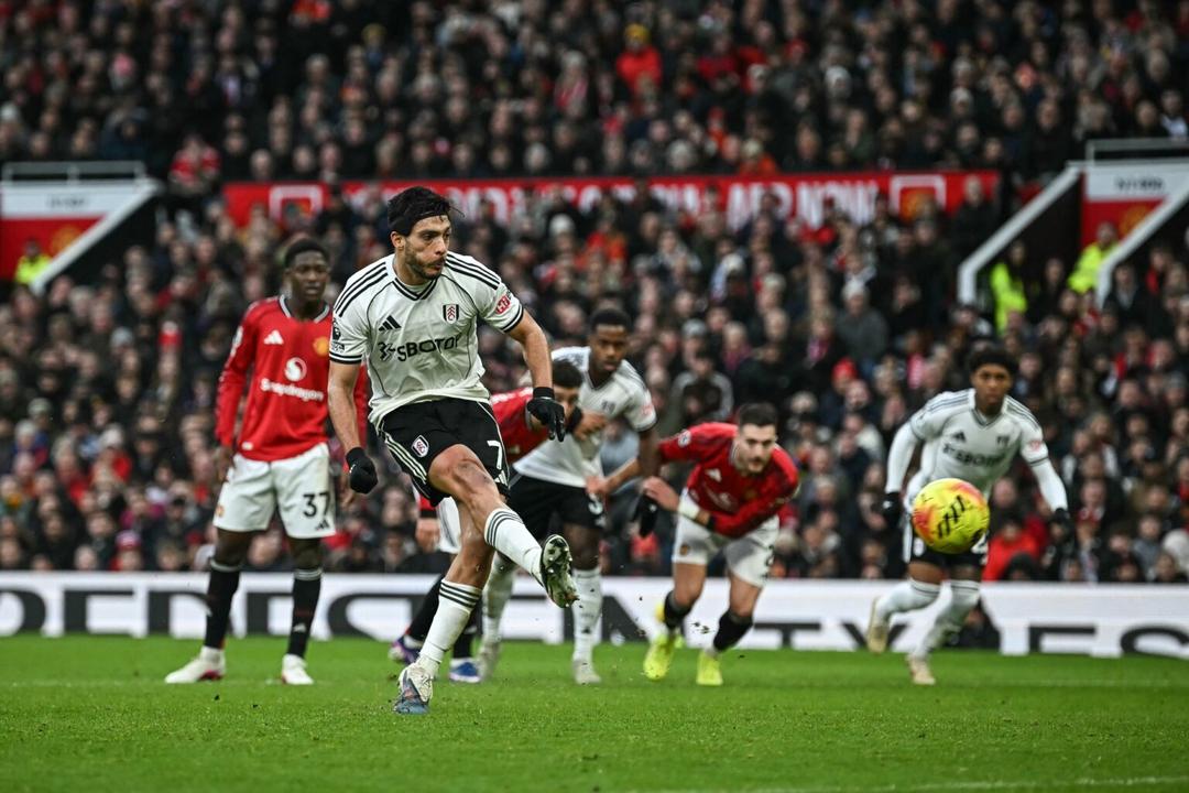 Raúl Jiménez anota ante el Manchester United pese a la derrota