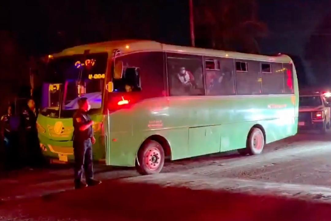 Tlaquepaque: Unidad del transporte público vuelca en tope y lesiona a cinco