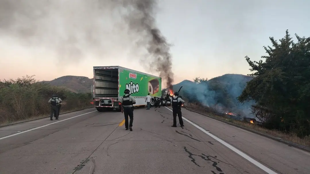 Mazatlán-Tepic: Bloquean autopista con camión en llamas