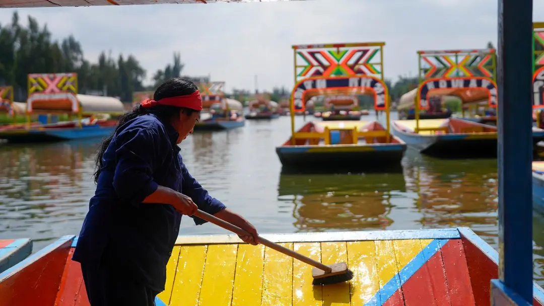 Xochimilco: Limpian con cabello humano los canales de agua