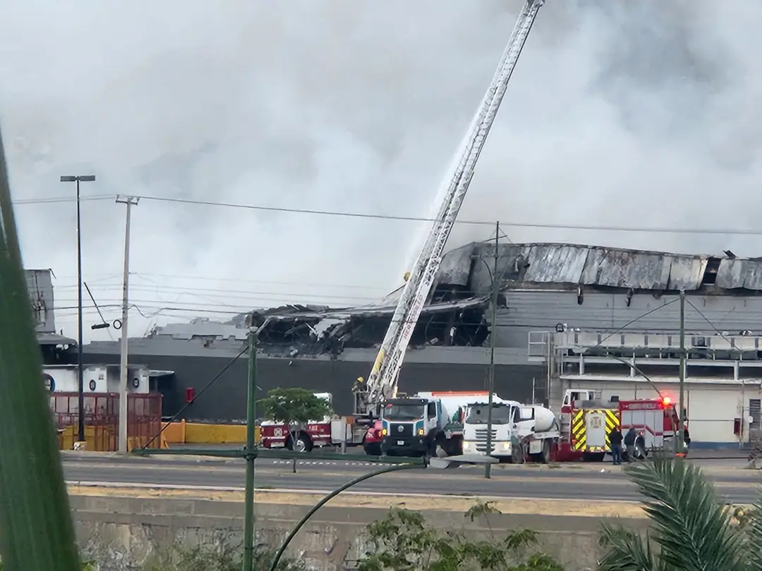 Hermosillo: ¡Pérdida total! Fuerte incendio consume tienda Sam’s Club