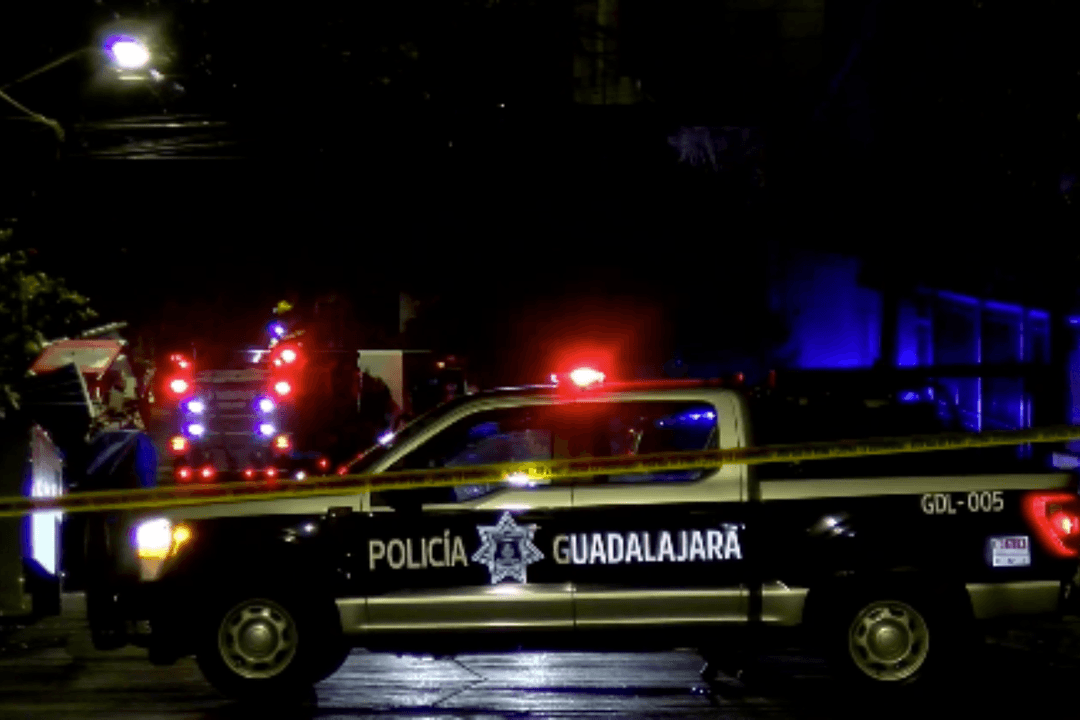 Guadalajara: Incendio en un lote baldío se propagó a un vehículo