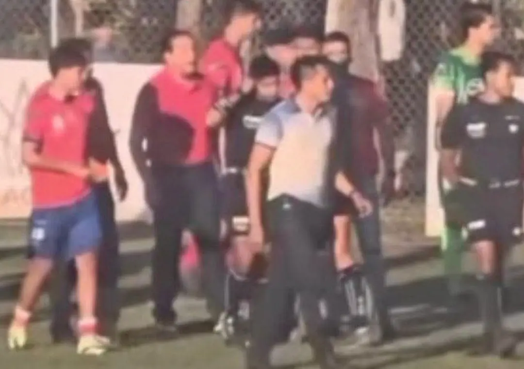 Autlán de Navarro: Presidente municipal es captado agrediendo árbitros de futbol