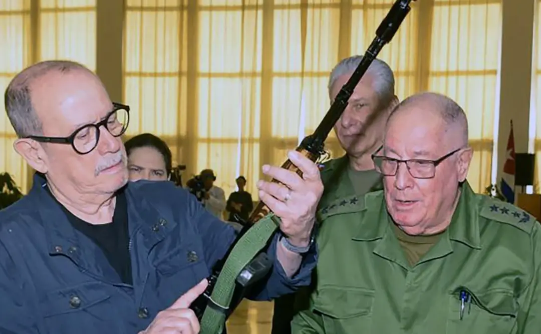 Silvio Rodríguez tiene un fusil ruso ante posible ataque de EU a Cuba