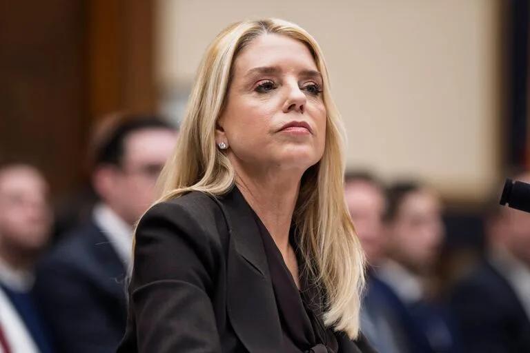 Pam Bondi es trasladada a una base militar por seguridad
