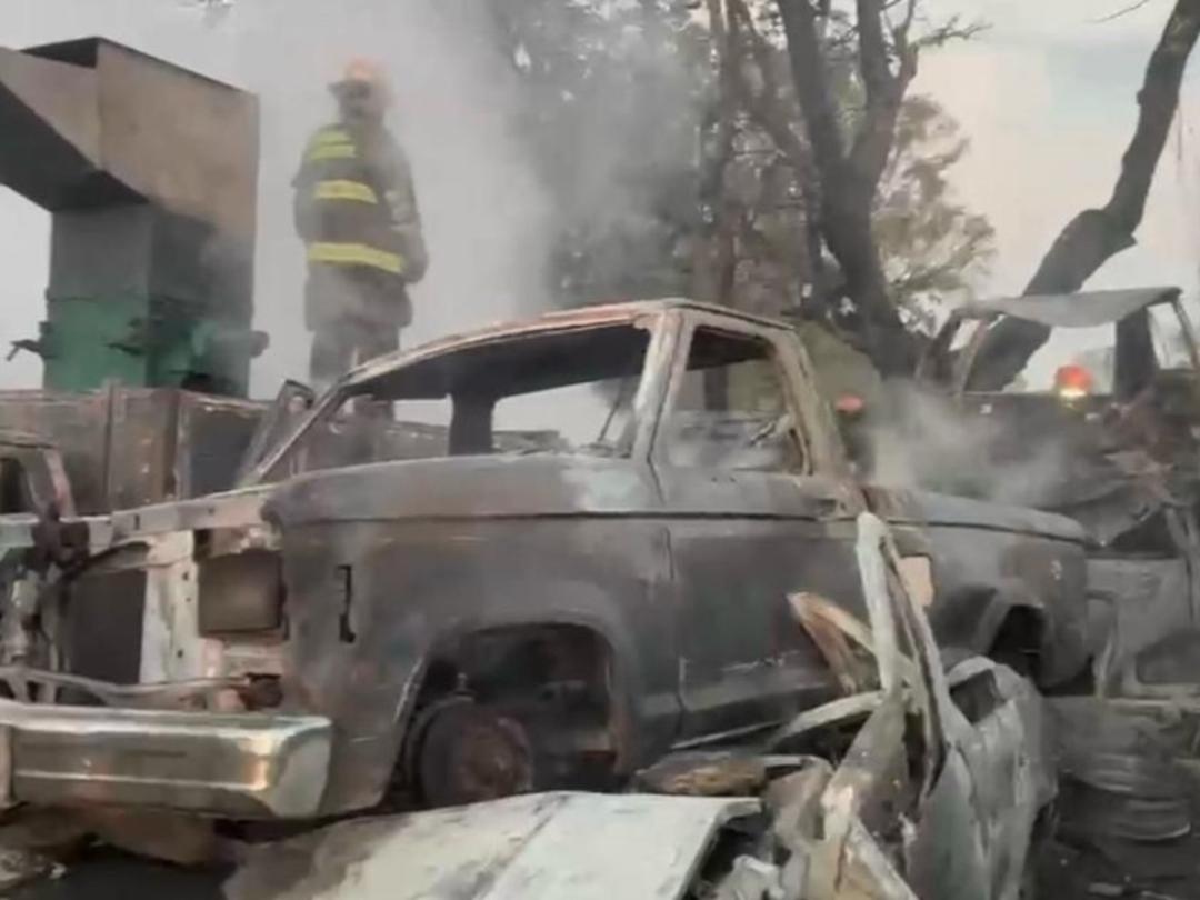 Tlaquepaque: Incendio consume 25 vehículos en negocio