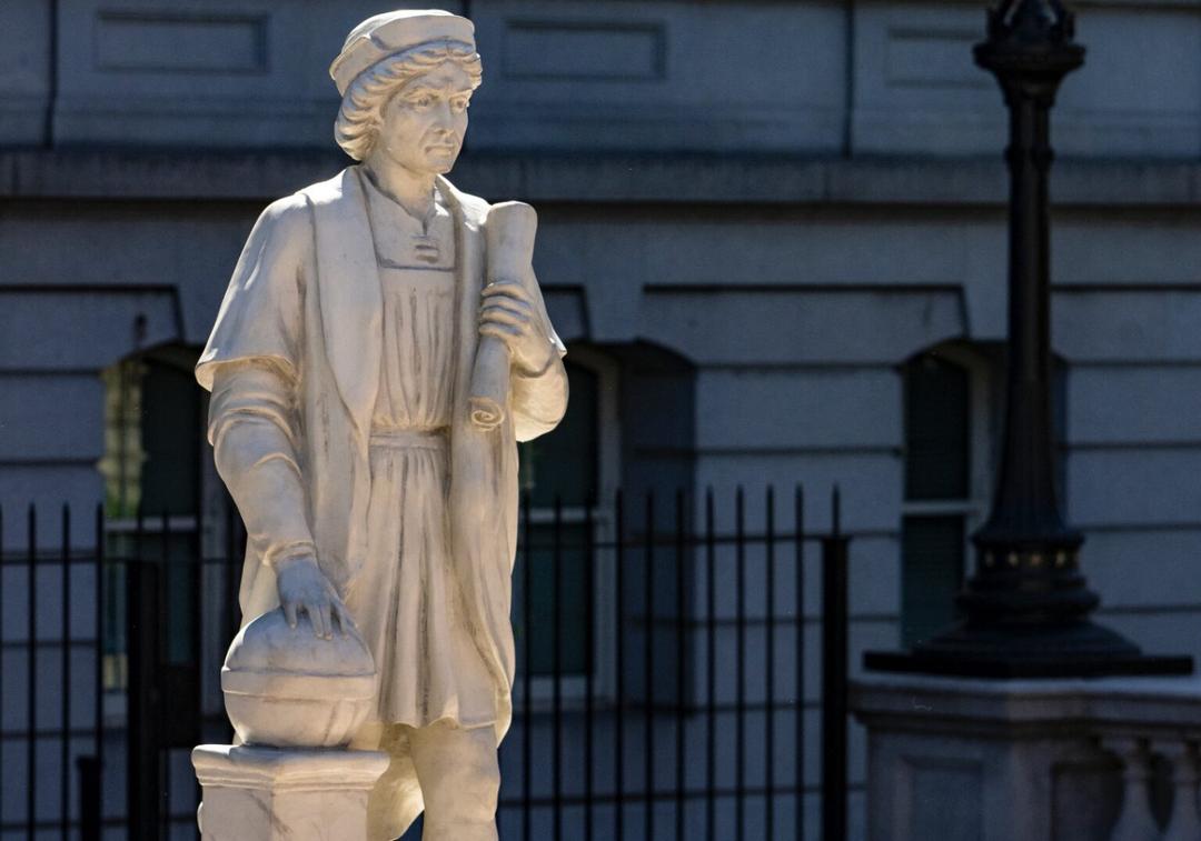 Trump coloca estatua de Cristóbal Colón en la Casa Blanca