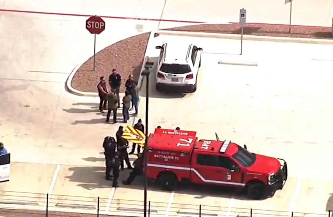 Texas: Estudiante se dispara tras herir a maestra de escuela