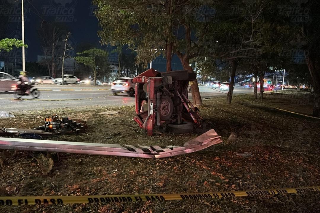 Zapopan: Hombre pierde la vida tras volcar en el Anillo Periférico