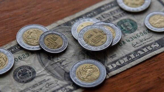 Peso mexicano supera 18 por dólar ante conflicto en Irán