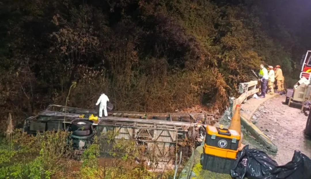 Ecuador: Aumentan a 14 muertos tras la caída de un autobús en un abismo