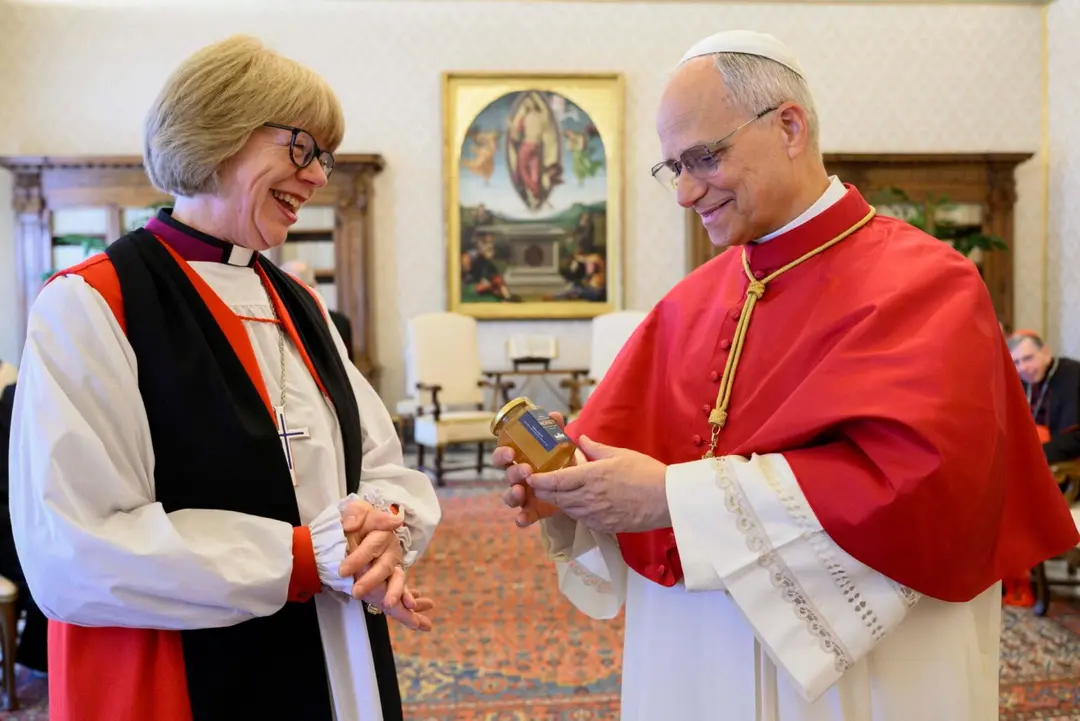 Papa León XIV se reúne con la primera mujer al mando de la Iglesia anglicana