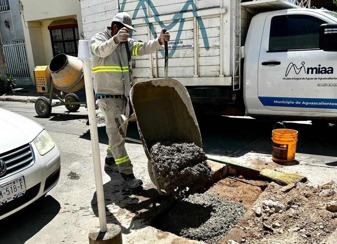 Aguascalientes: MIAA repara bache tras fuga de agua