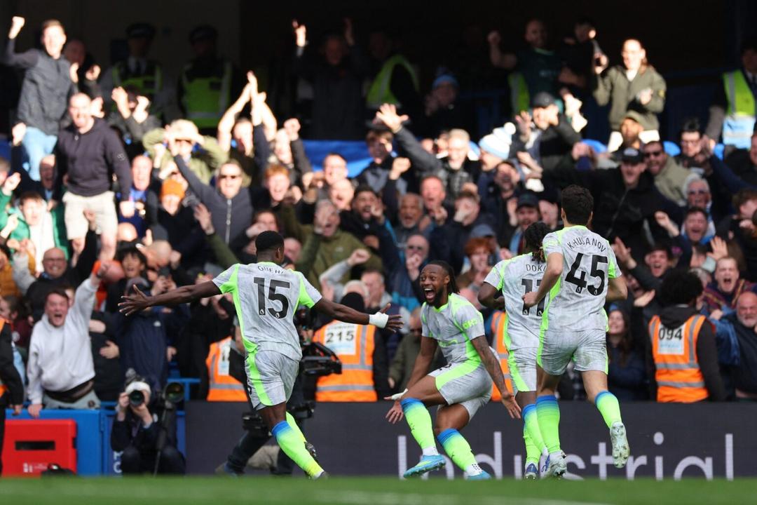 Premier League: Manchester City golea al Chelsea y se acerca al Arsenal