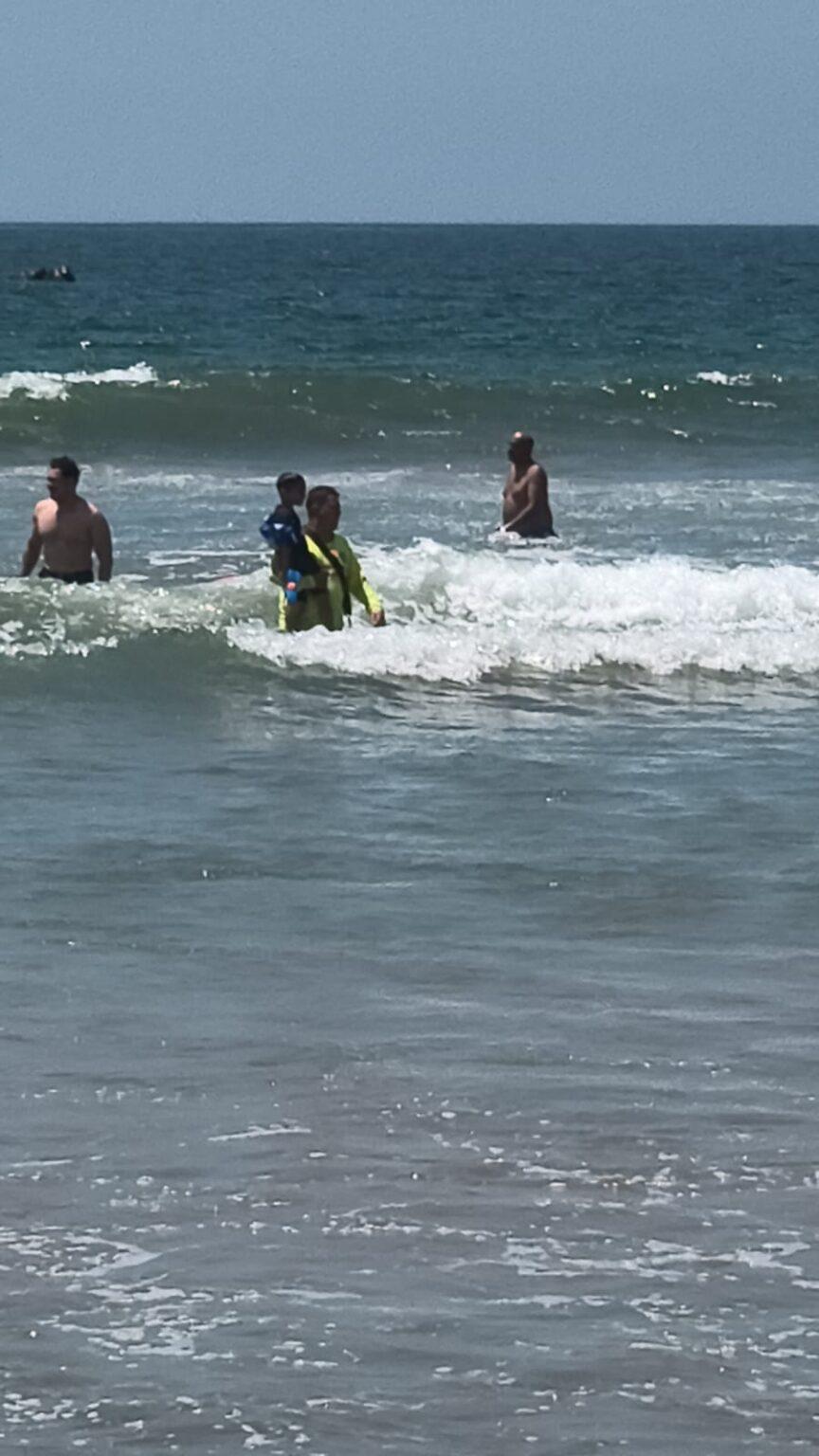 La Huerta: Rescatan a menor de 5 años de ahogarse en Boca de Iguanas