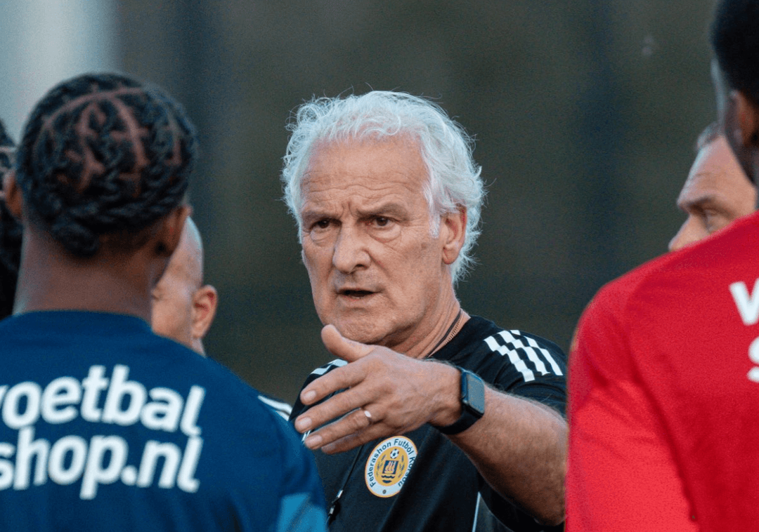 Fred Rutten: DT de Curazao renuncia a un mes de la fiesta del verano