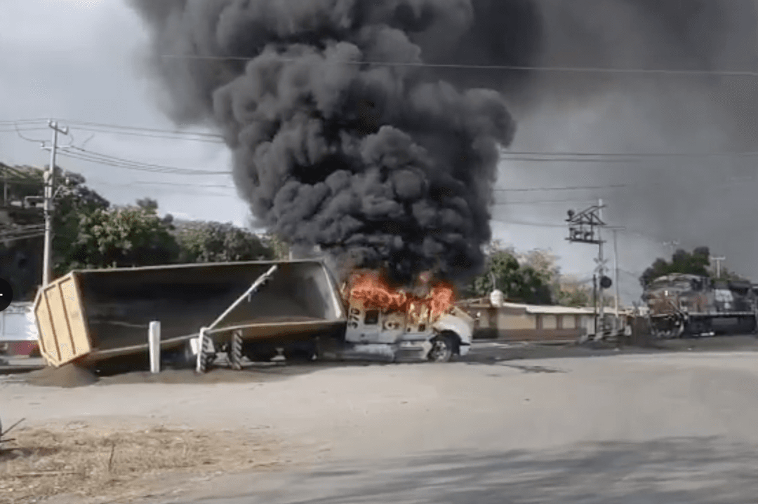 Bloqueos en Colima: Tras enfrentamiento reportan quema de vehículos y obstrucciones viales