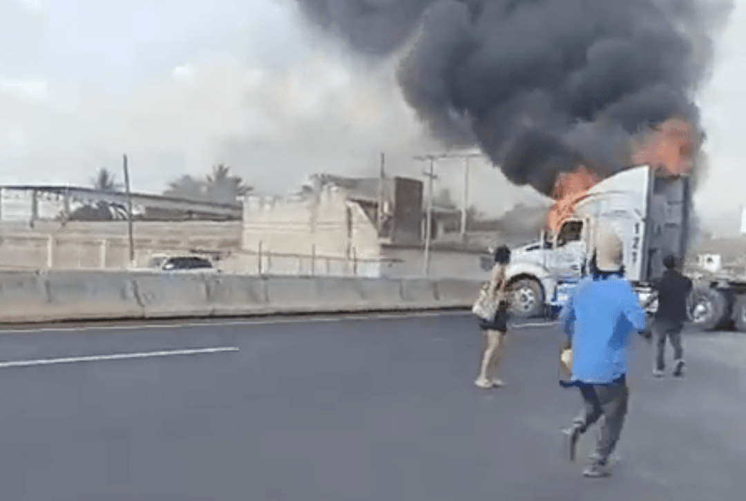 Bloqueos en Colima: Reportan 2 agentes heridos y un presunto agresor abatido