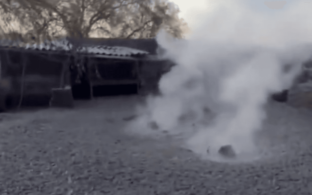 VIDEO: Aparece un géiser en una casa de Michoacán