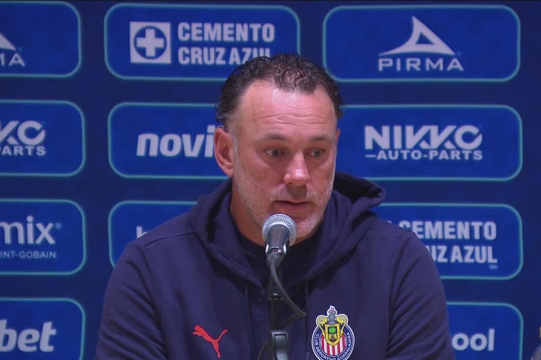 Milito evita hablar sobre el arbitraje tras el Chivas contra Cruz Azul