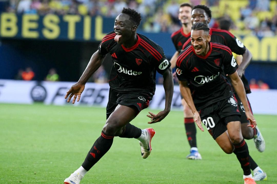Sevilla vence al Villarreal y suma puntos para su permanencia en La Liga