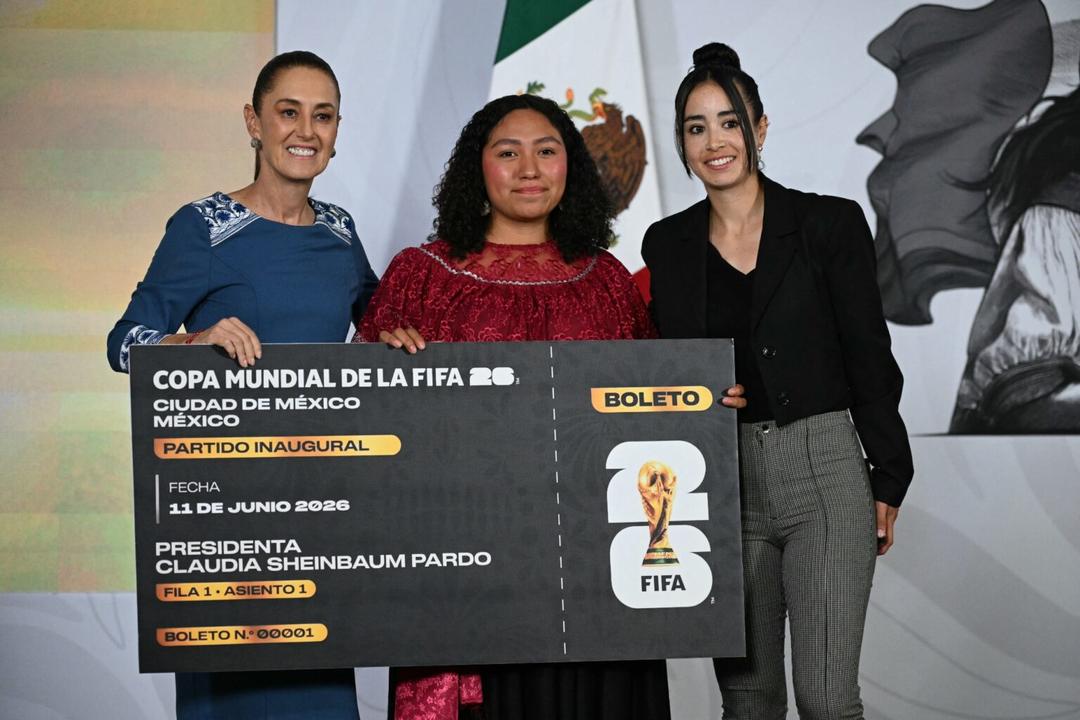 Sheinbaum entrega boleto del Mundial a ganadora de concurso de dominadas