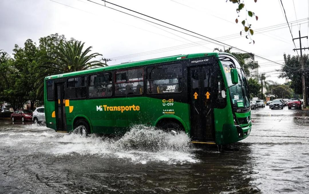 Jalisco refuerza protocolos en transporte público por lluvias