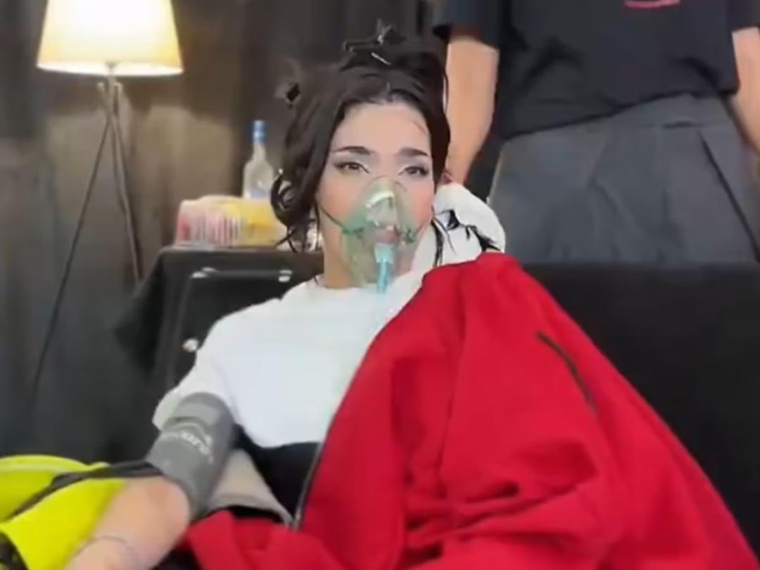 VIDEO: Kenia Os recibe atención médica durante concierto en Mérida