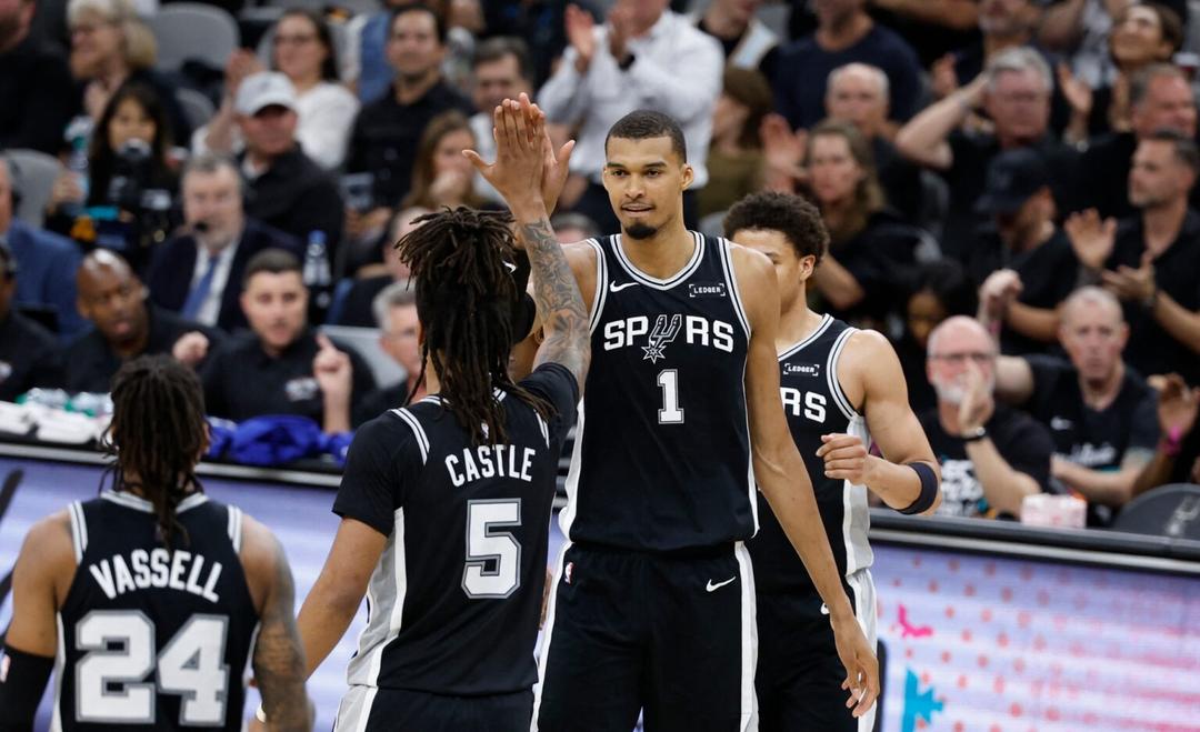 NBA: Wembanyama brilla y pone a los Spurs a un paso de la final del Oeste